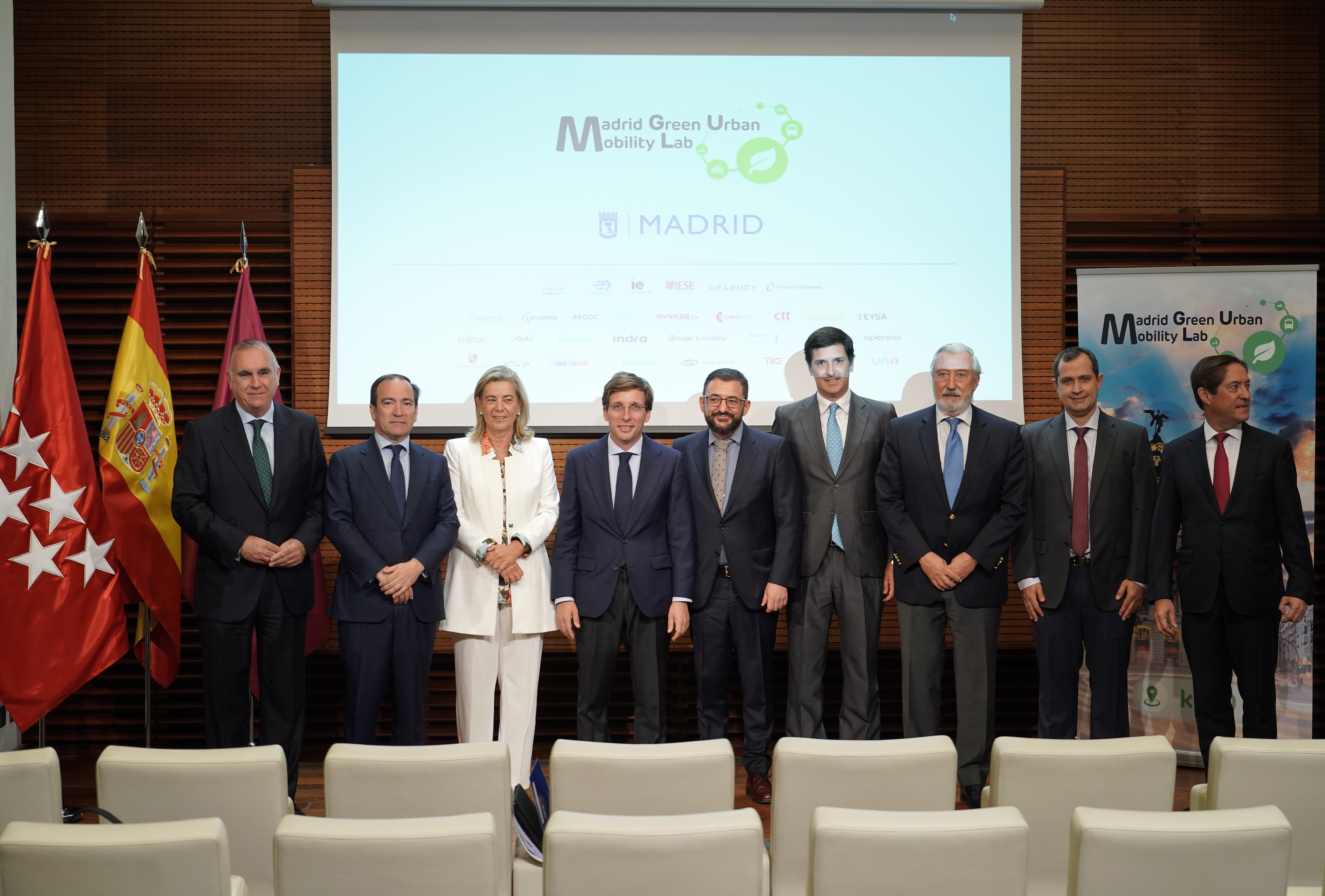 Almeida junto a los socios de 'Madrid Green Urban Mobility Lab'